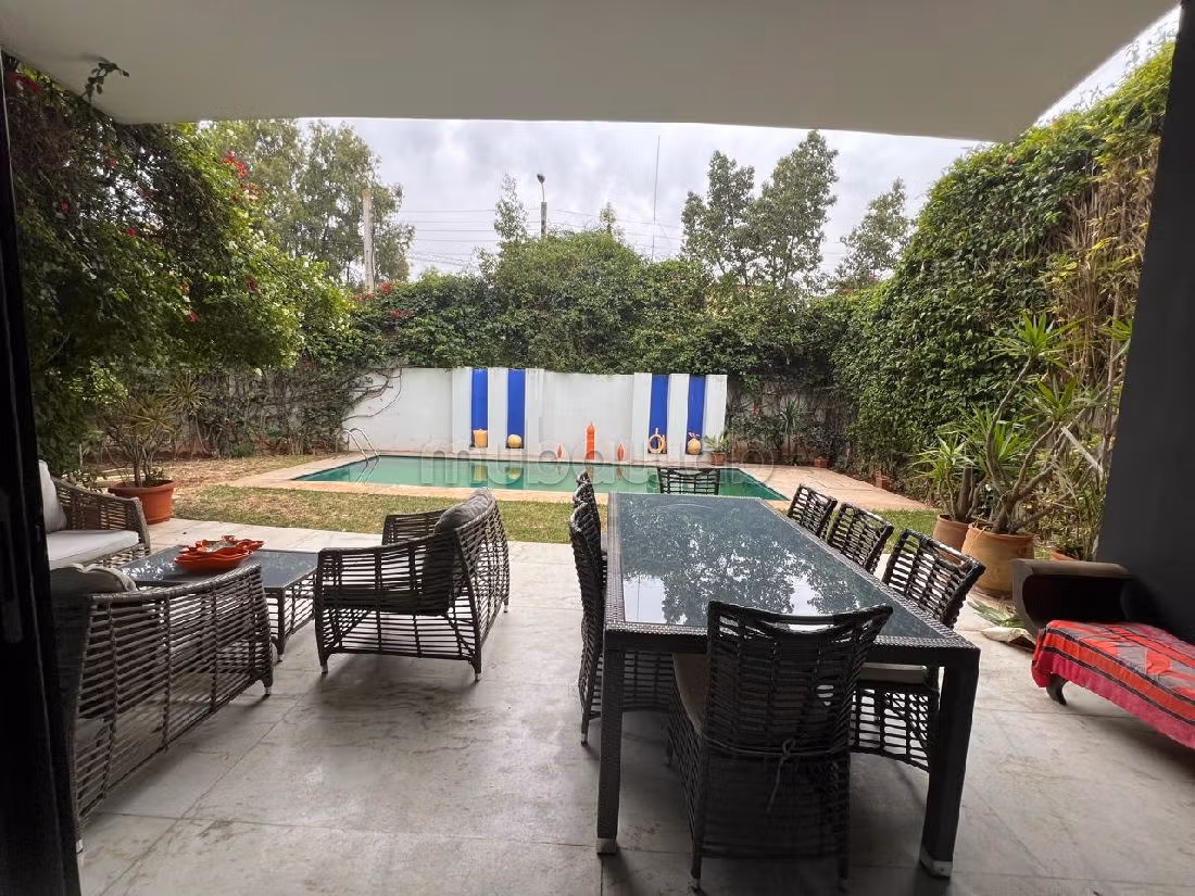 Villa's en luxe woningen om te kopen in Oasis. 5 Kamers. Met garage