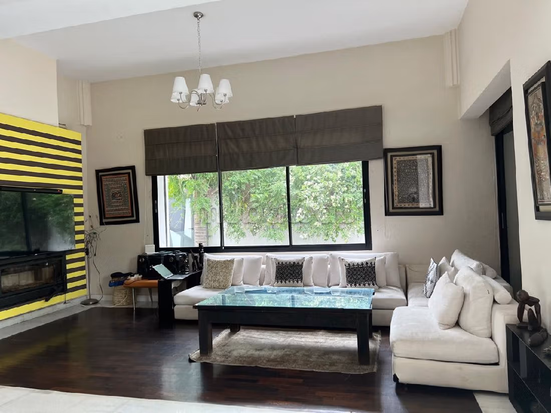 Villa's en luxe woningen om te kopen in Oasis. 5 Kamers. Met garage