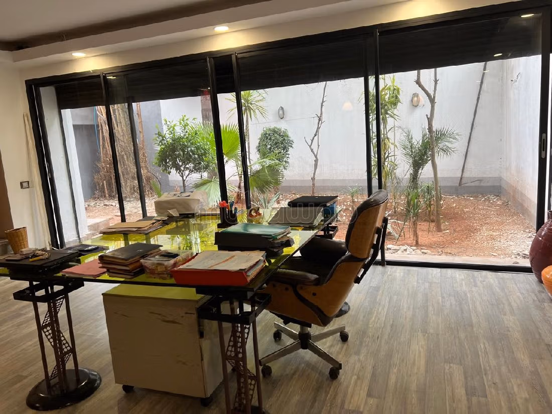 Villa's en luxe woningen om te kopen in Oasis. 5 Kamers. Met garage