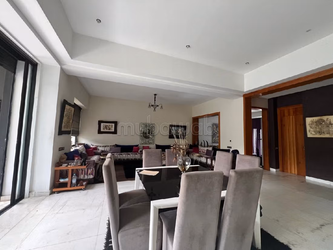 Villa's en luxe woningen om te kopen in Oasis. 5 Kamers. Met garage