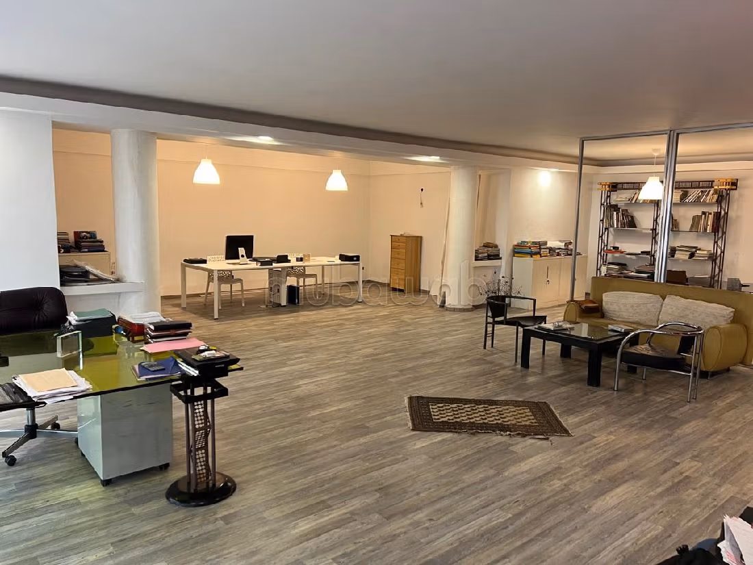 Villa's en luxe woningen om te kopen in Oasis. 5 Kamers. Met garage