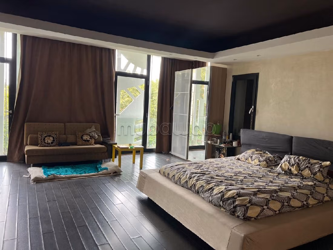 Villa's en luxe woningen om te kopen in Oasis. 5 Kamers. Met garage