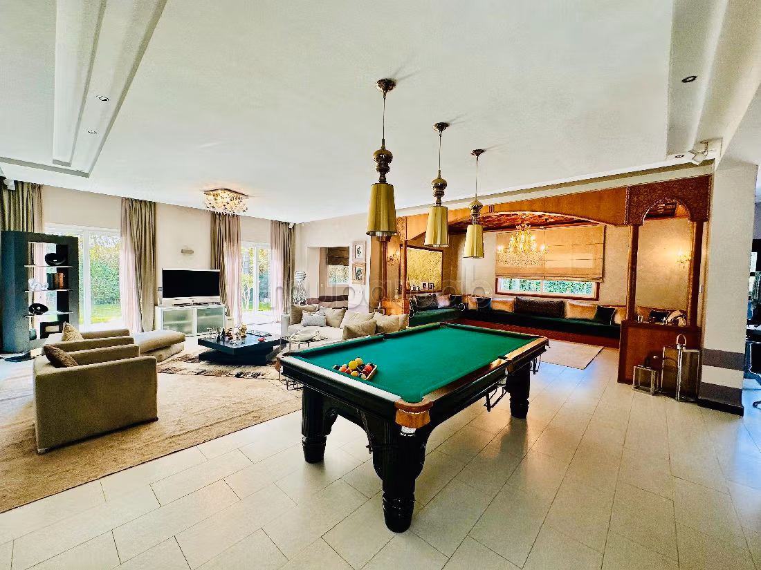 Fabulous house for sale. 6 large living areas. Car park