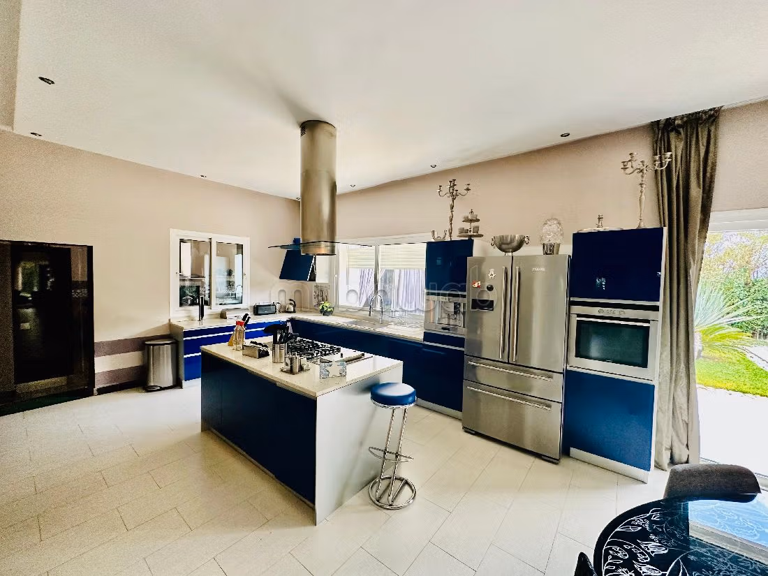 Fabulous house for sale. 6 large living areas. Car park