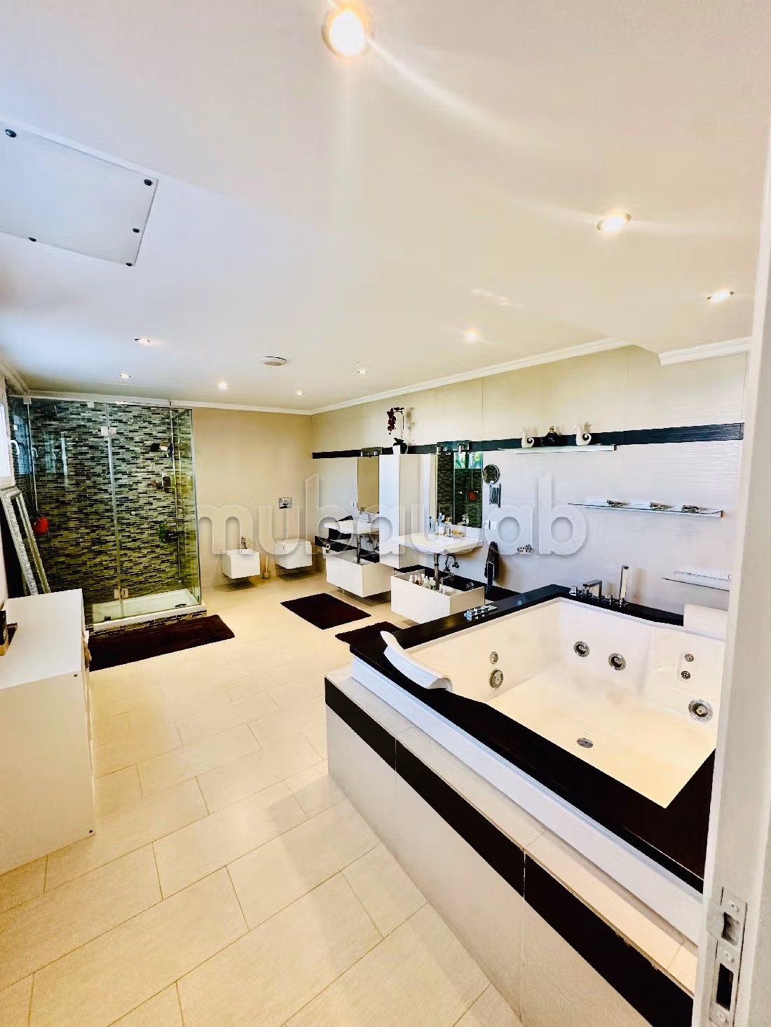 Fabulous house for sale. 6 large living areas. Car park