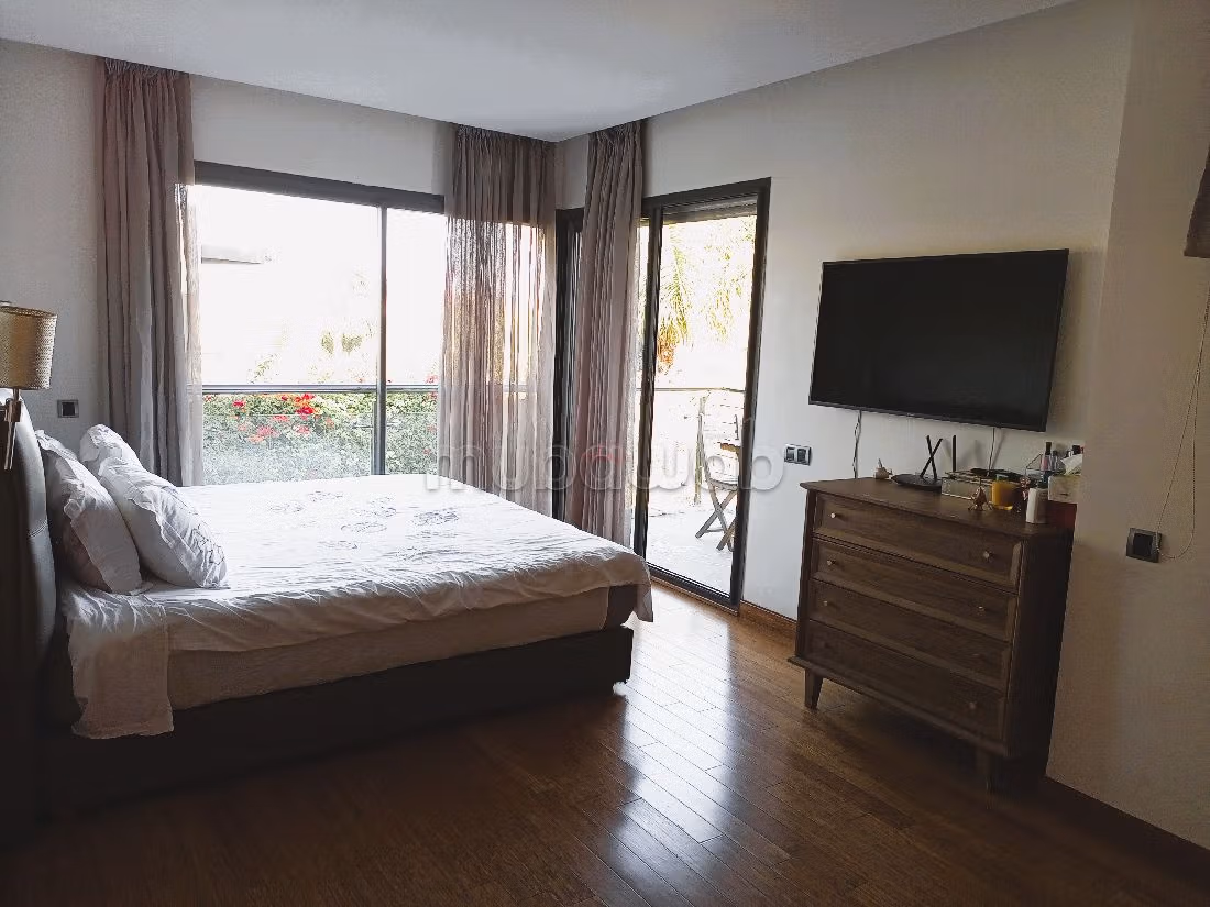 Villa's en luxe woningen beschikbaar. 5 Kamers. Garage en mooi terras