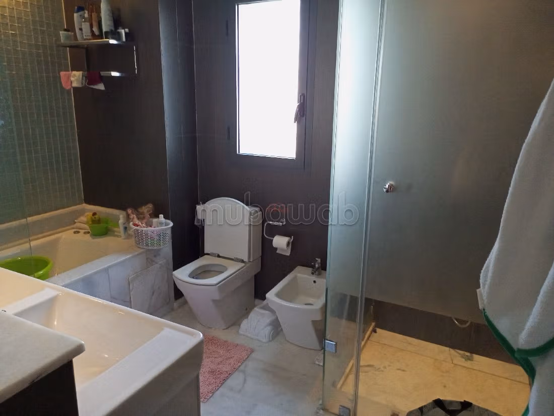 Villa's en luxe woningen beschikbaar. 5 Kamers. Garage en mooi terras