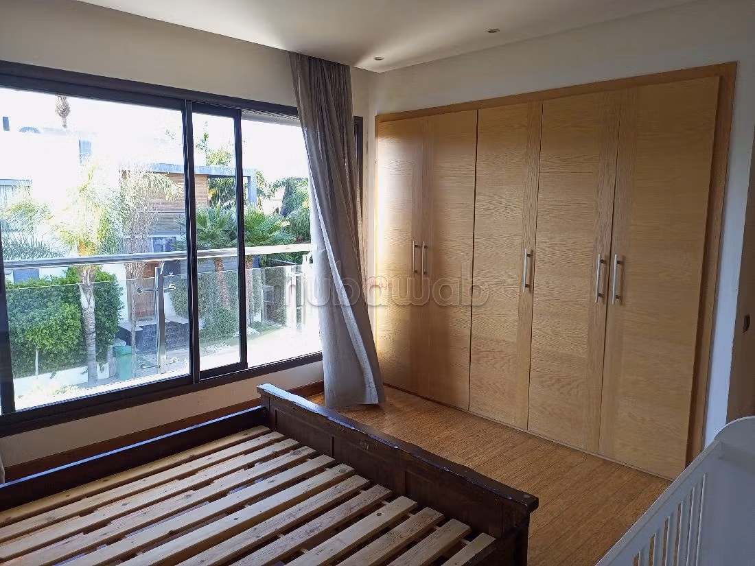 Villa's en luxe woningen beschikbaar. 5 Kamers. Garage en mooi terras