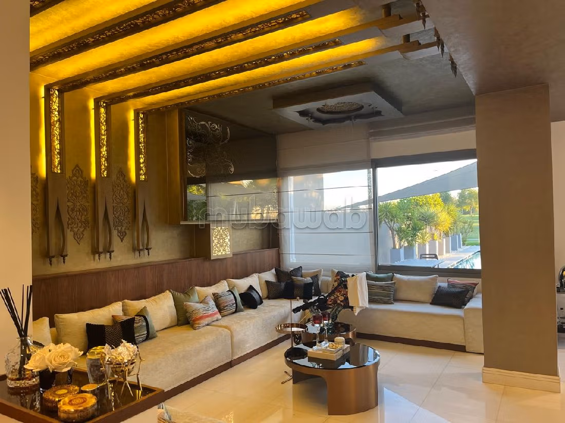 منزل فخم للبيع ب المدينة الخضراء. المساحة 700 م². صالة مغربية تقليدية وباب متين. 