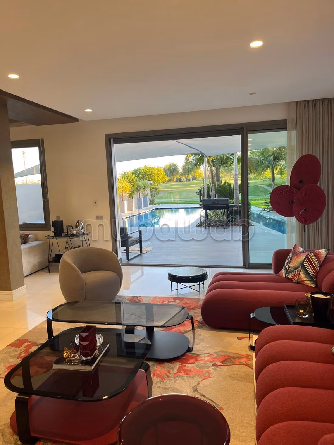 منزل فخم للبيع ب المدينة الخضراء. المساحة 700 م². صالة مغربية تقليدية وباب متين. 