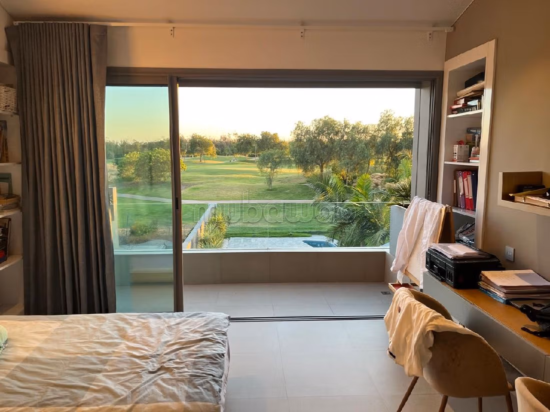 منزل فخم للبيع ب المدينة الخضراء. المساحة 700 م². صالة مغربية تقليدية وباب متين. 