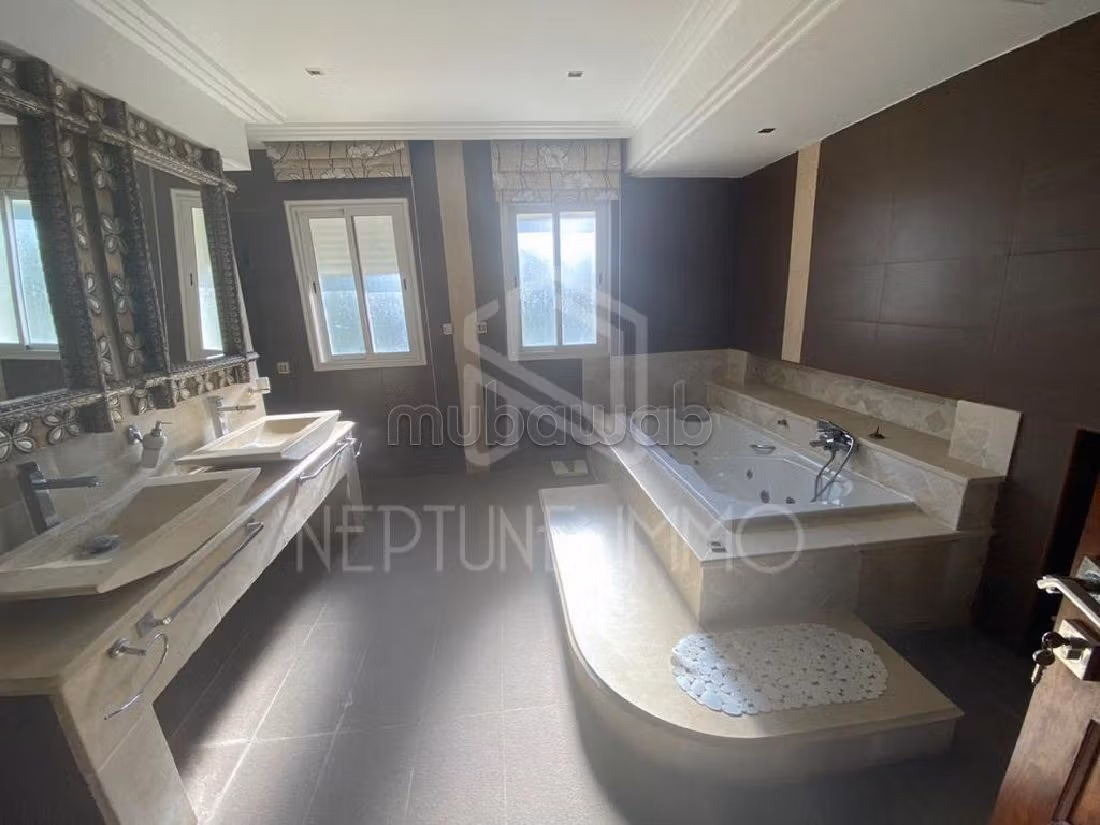 A louer villa avec piscine á Gammarth