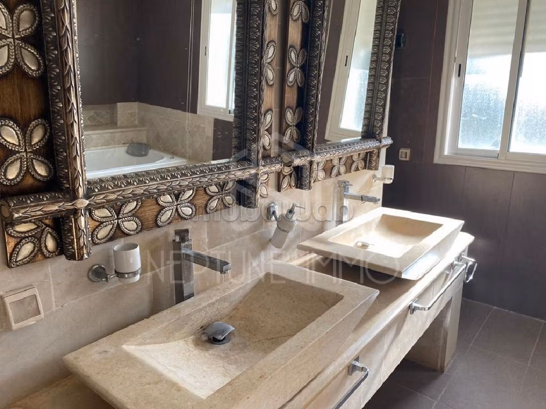 A louer villa avec piscine á Gammarth