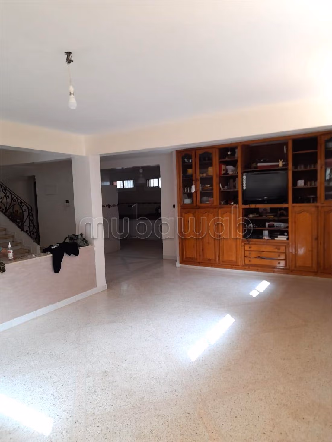 House to buy in Wifak. Small area 420 m². Carpark and garden. 