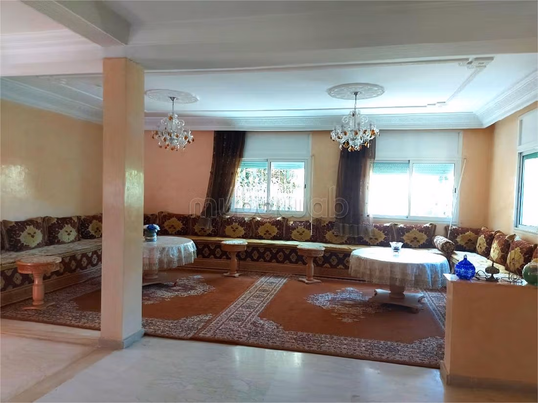 House to buy in Wifak. Small area 420 m². Carpark and garden. 