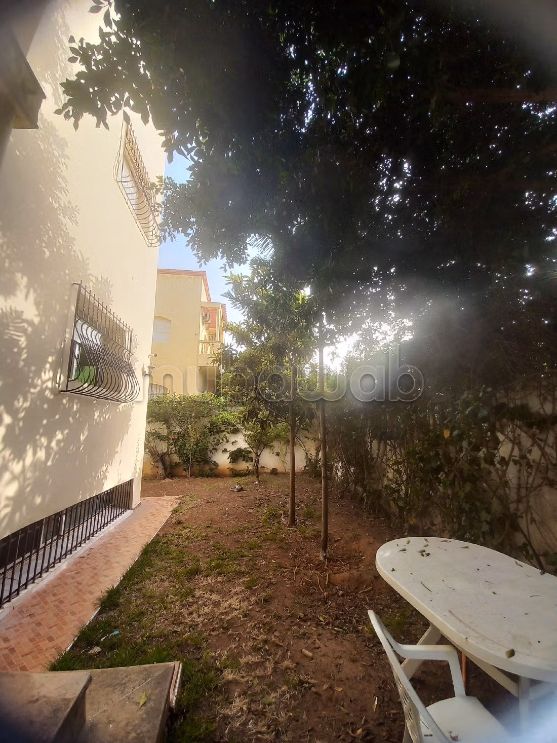 House to buy in Wifak. Small area 420 m². Carpark and garden. 