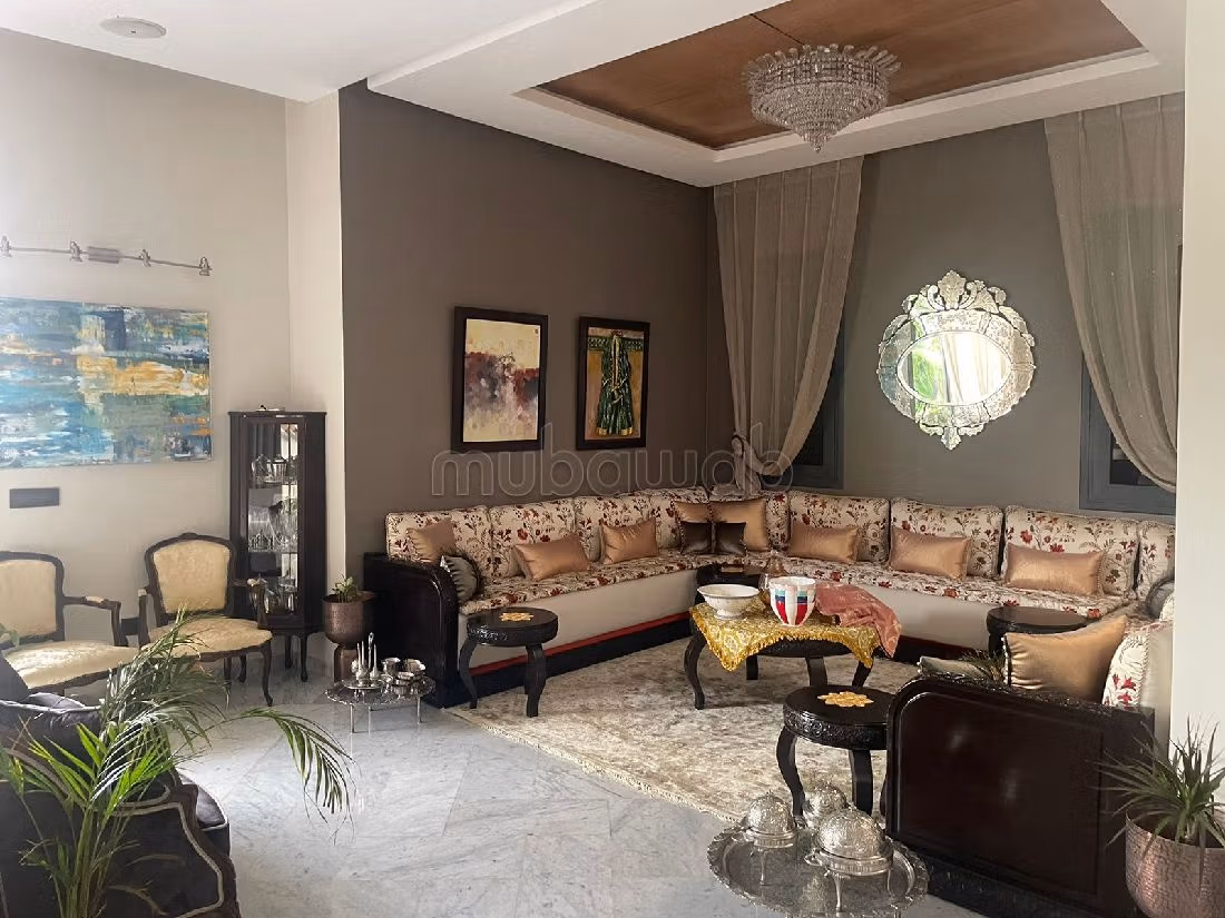 فيلا ممتازة للبيع بدار بوعزة. المساحة 460 م². شرفة وحديقة. 