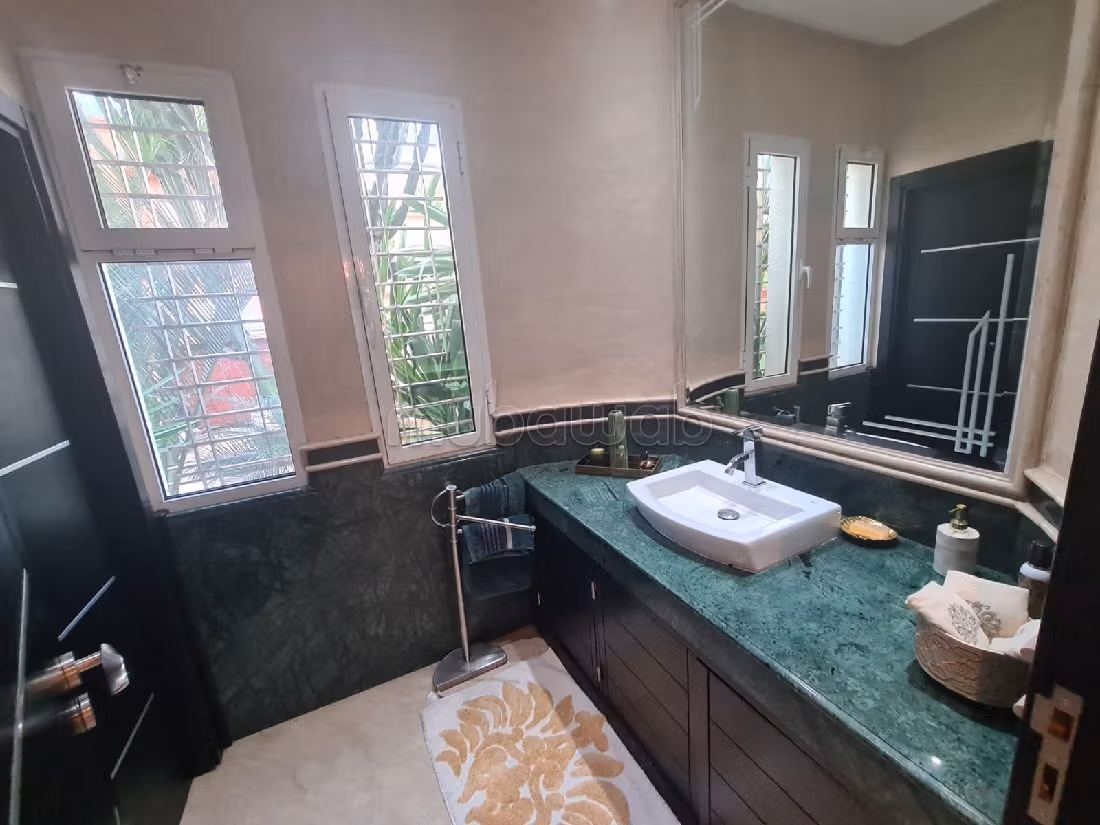 Luxury home for sale in Nassim 1. 2 large rooms. Garden.