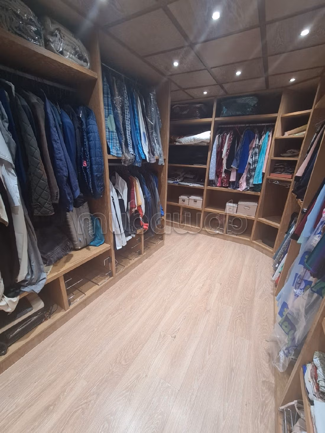 Luxury home for sale in Nassim 1. 2 large rooms. Garden.