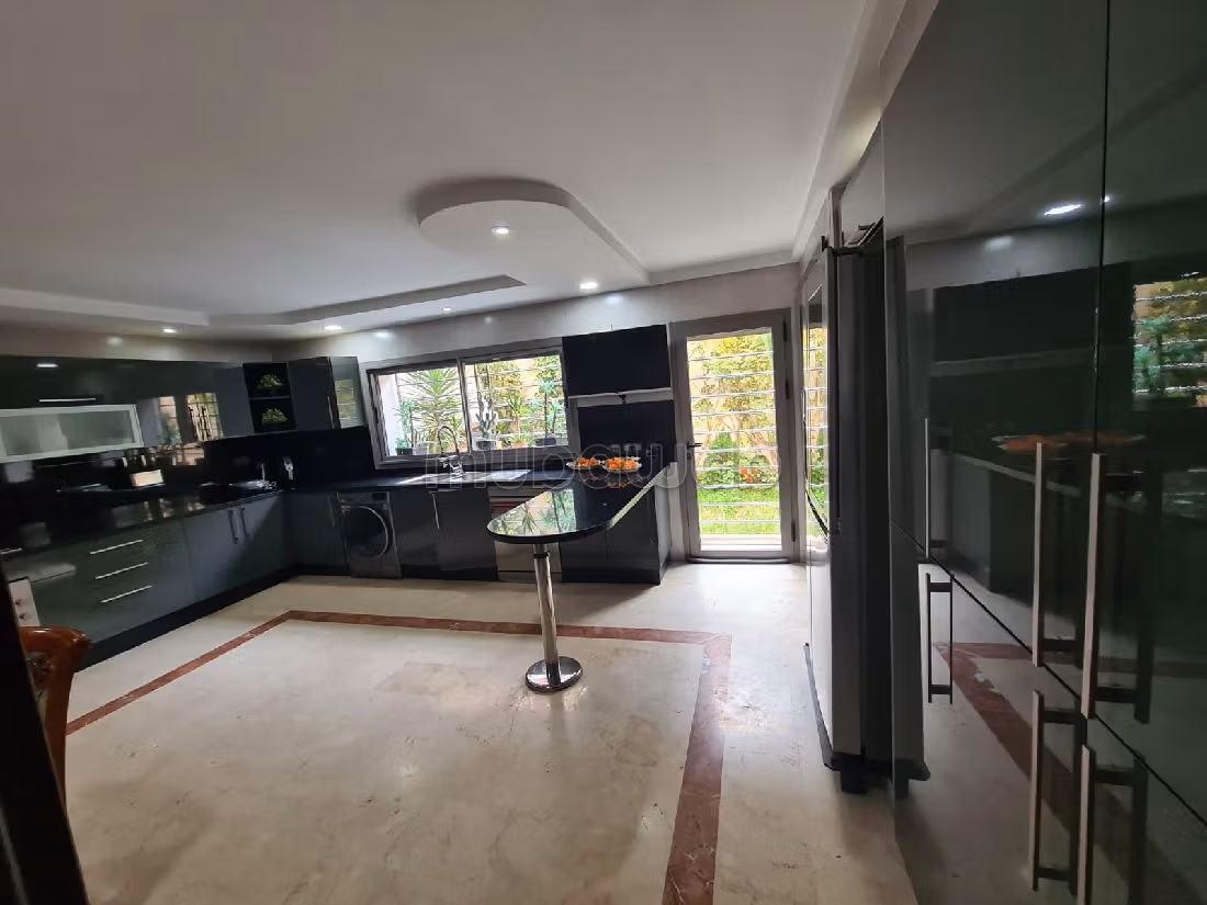 Luxury home for sale in Nassim 1. 2 large rooms. Garden.