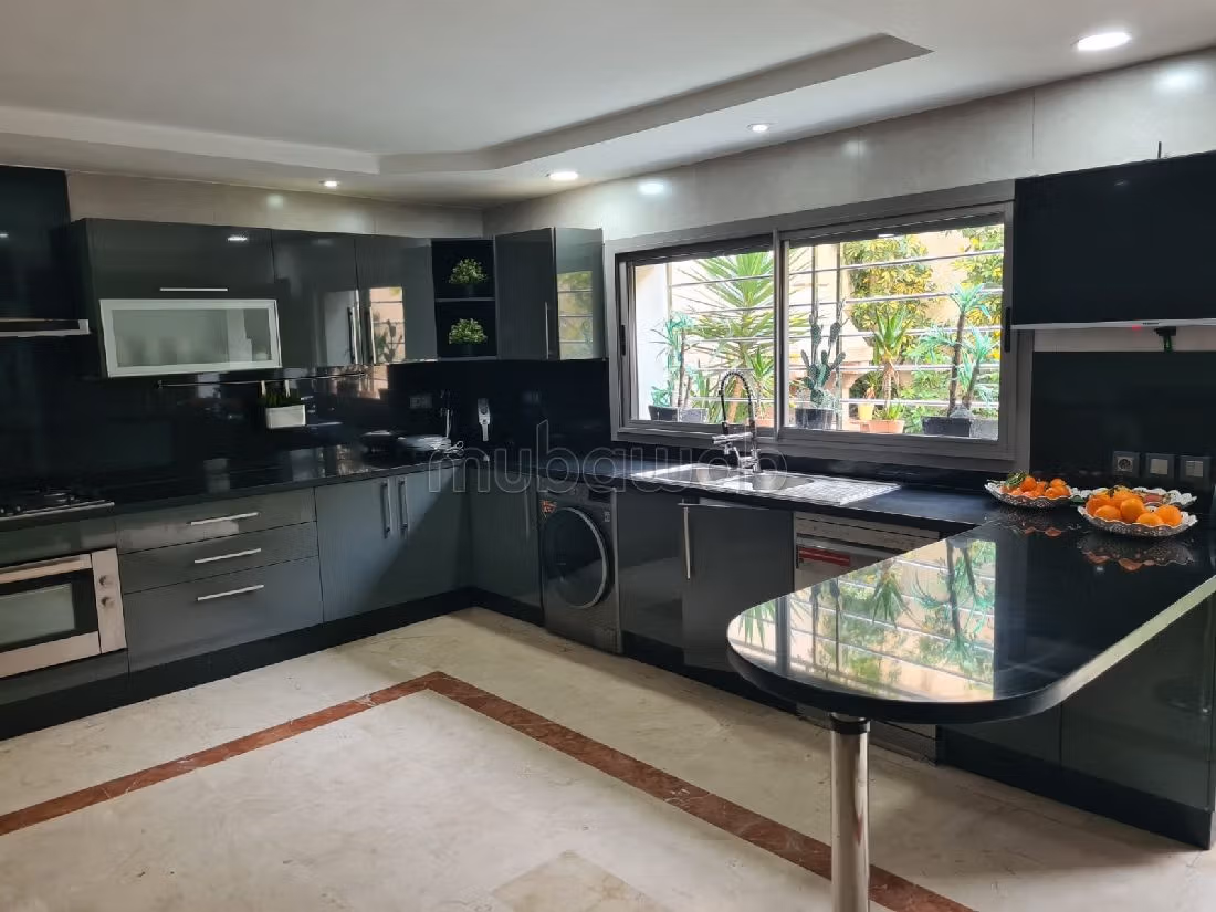 Luxury home for sale in Nassim 1. 2 large rooms. Garden.