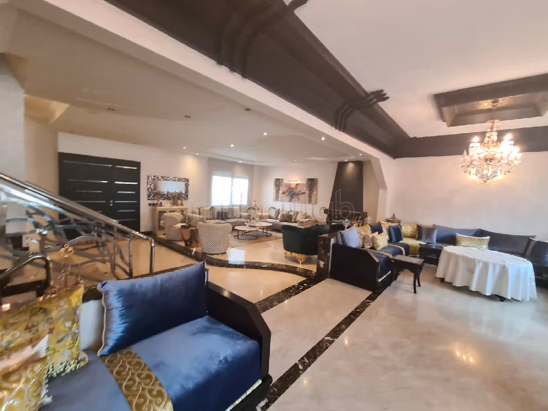 Luxury home for sale in Nassim 1. 2 large rooms. Garden.