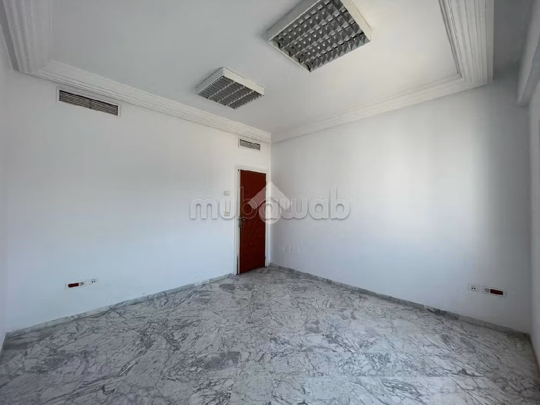 Offices for rent in Les Berges Du Lac 1. Total area 142 m². Air conditioning. 