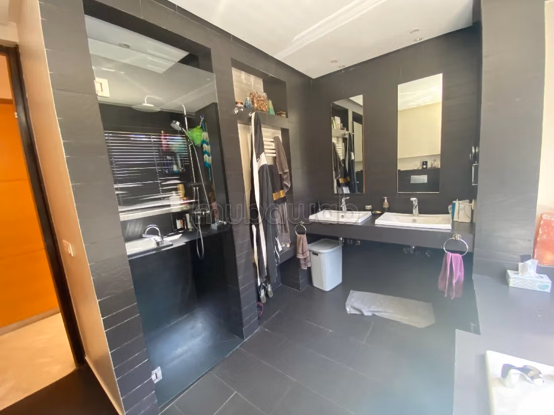 فيلا فاخرة للبيع بسيدي معروف. 3 قطع رائعة. صالة أصيلة ، طبق الأقمار الصناعية