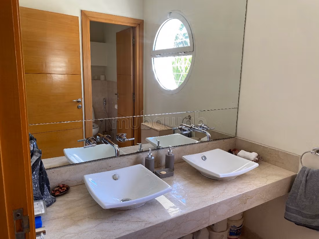 فيلا فاخرة للبيع بسيدي معروف. 3 قطع رائعة. صالة أصيلة ، طبق الأقمار الصناعية