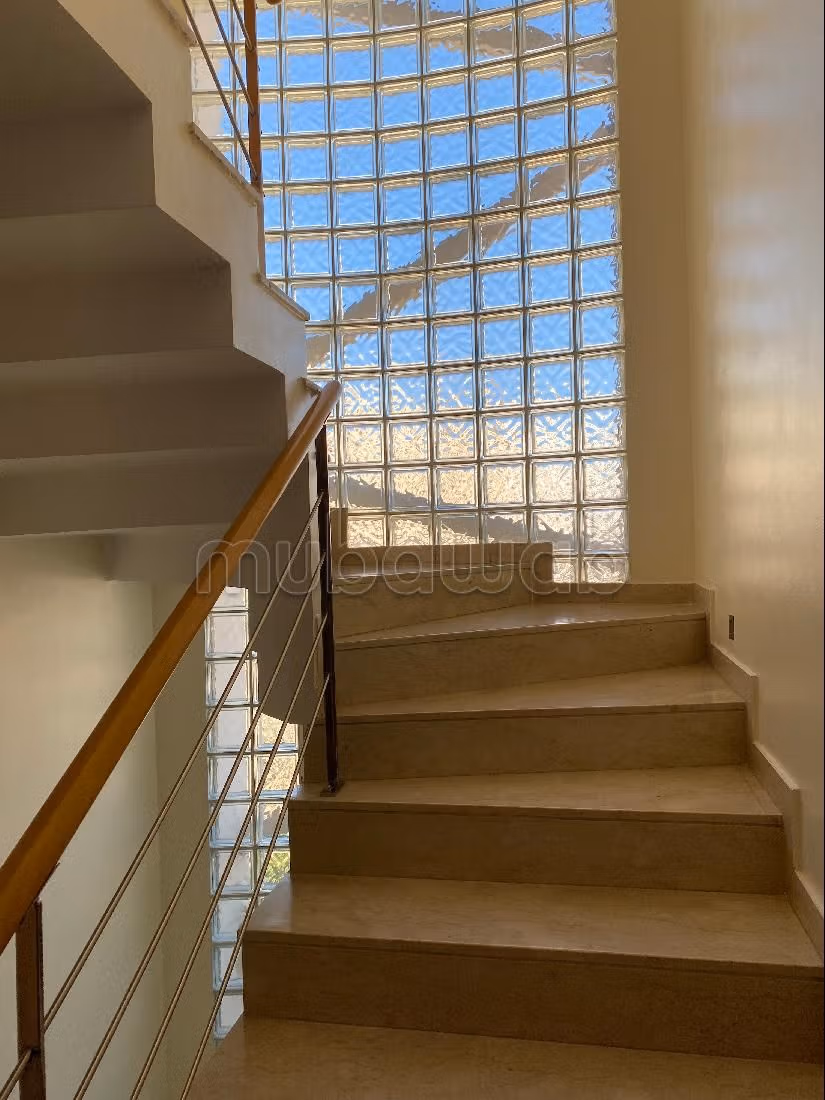 فيلا فاخرة للبيع بسيدي معروف. 3 قطع رائعة. صالة أصيلة ، طبق الأقمار الصناعية