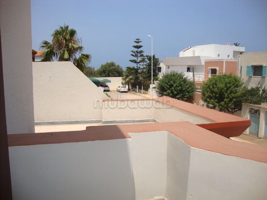 منزل فخم للبيع بالسعيدية. 13 قطع رائعة. إطلالة على البحر وباب آمن ومتين