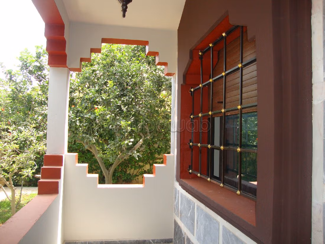 منزل فخم للبيع بالسعيدية. 13 قطع رائعة. إطلالة على البحر وباب آمن ومتين