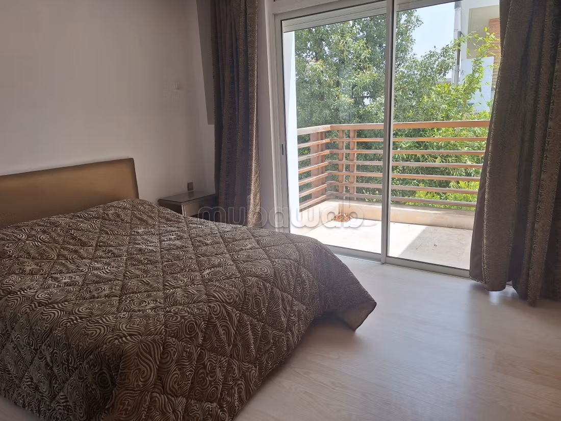 Villa vide à louer – CGI Bouskoura, 4 chambres, piscine et grand jardin 600 m²