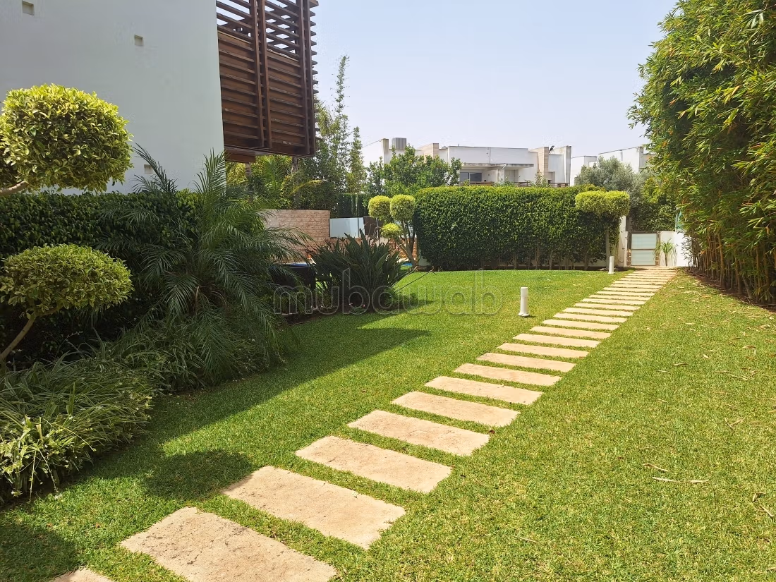 Villa vide à louer – CGI Bouskoura, 4 chambres, piscine et grand jardin 600 m²