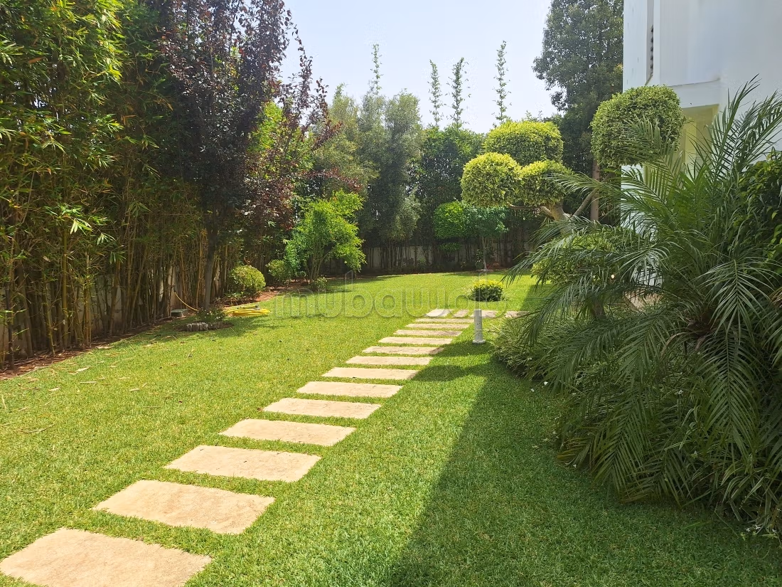 Villa vide à louer – CGI Bouskoura, 4 chambres, piscine et grand jardin 600 m²