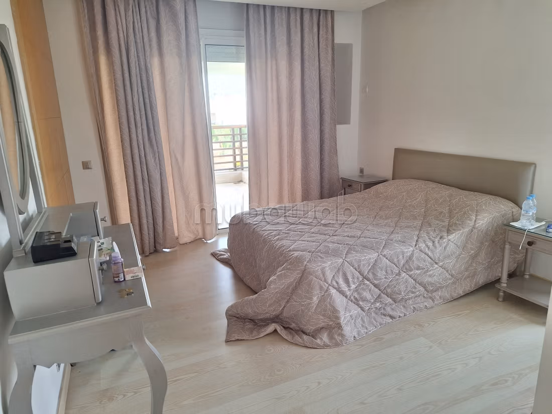 Villa vide à louer – CGI Bouskoura, 4 chambres, piscine et grand jardin 600 m²