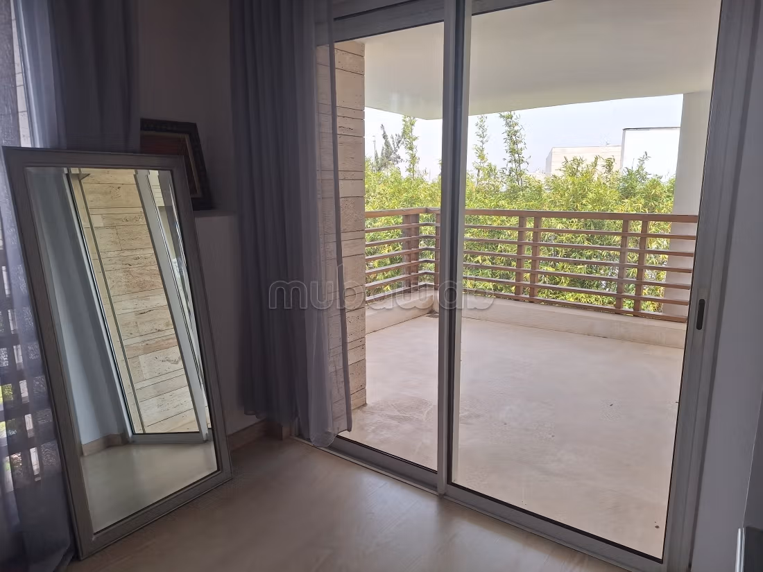 Villa vide à louer – CGI Bouskoura, 4 chambres, piscine et grand jardin 600 m²