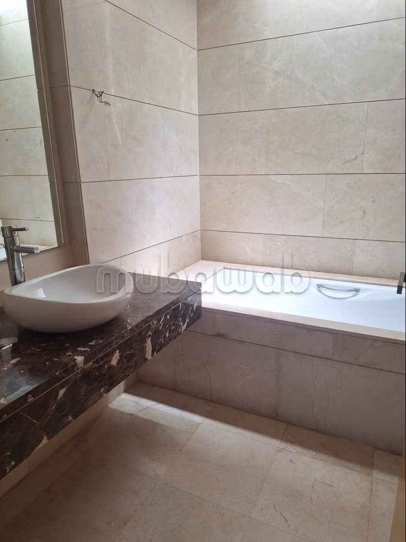 Villa vide à louer – CGI Bouskoura, 4 chambres, piscine et grand jardin 600 m²