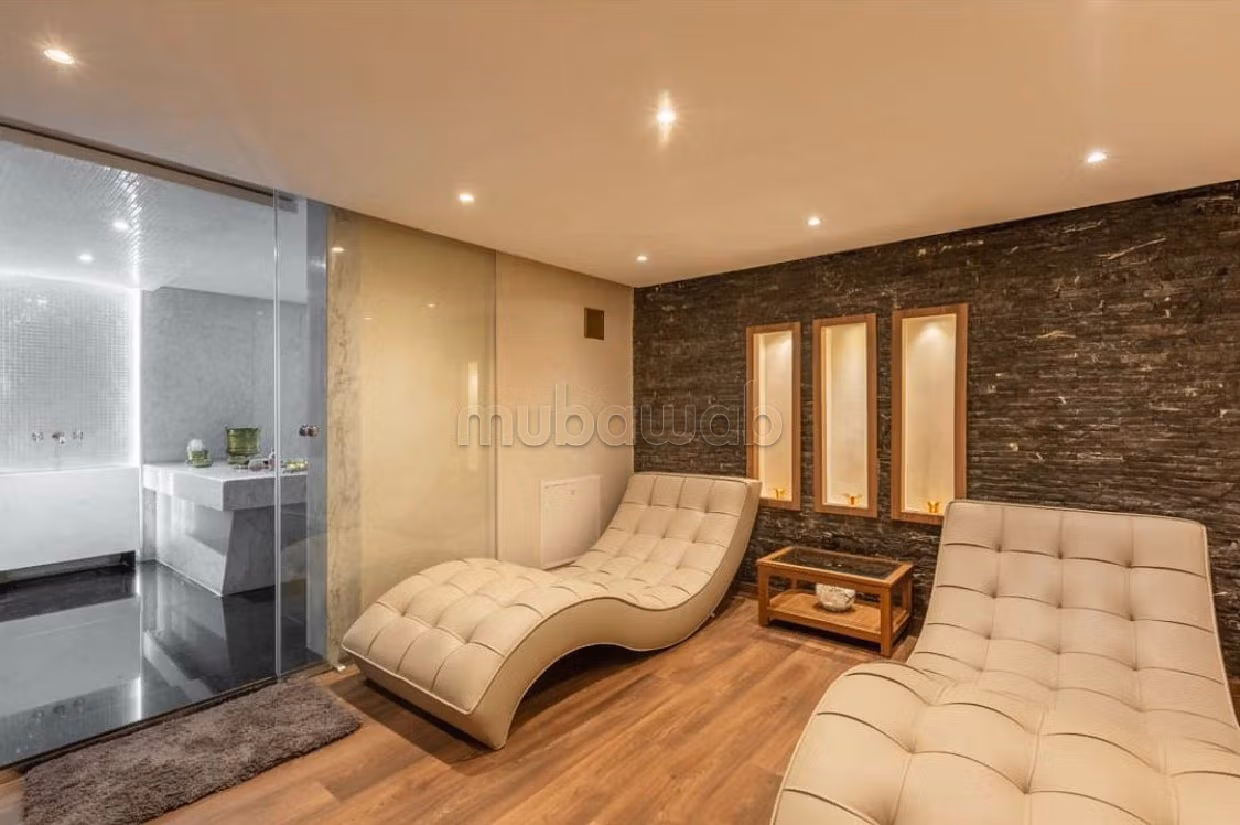 مكاتب ومحلات للبيع بكليز. المساحة الكلية 89 م². 