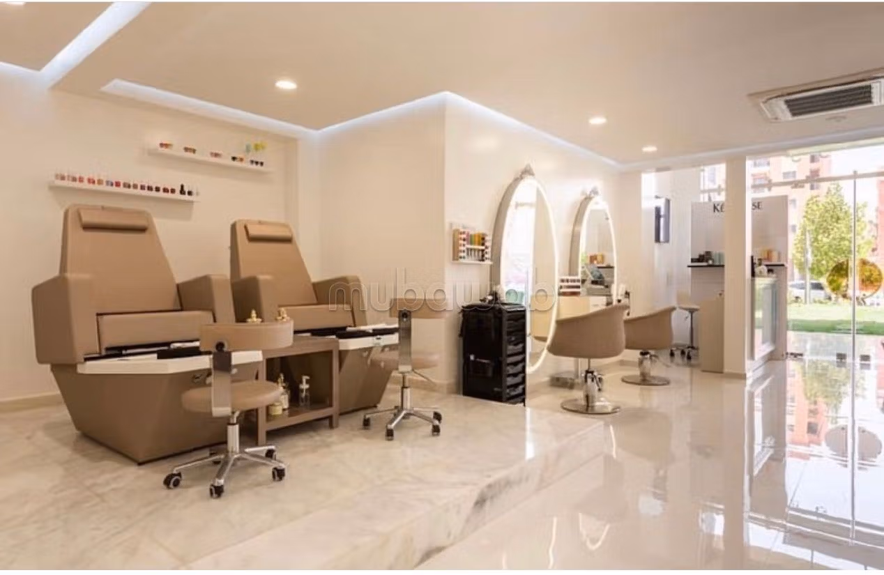 مكاتب ومحلات للبيع بكليز. المساحة الكلية 89 م². 