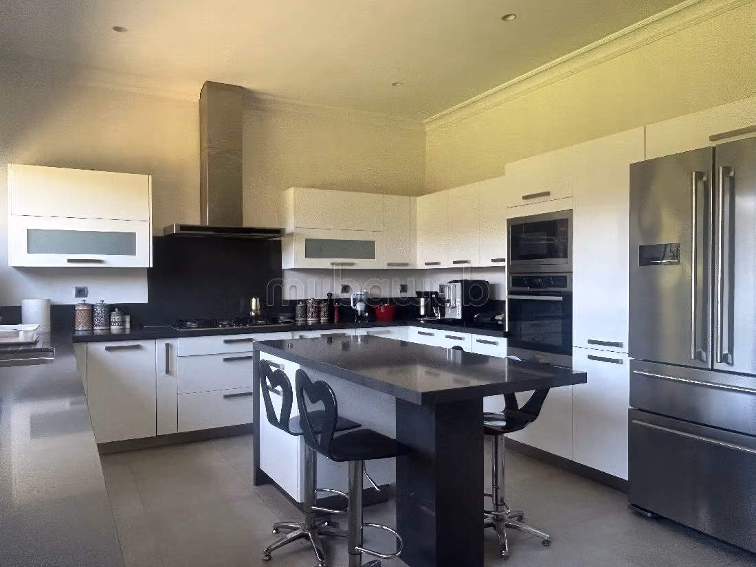 High quality house for sale in Californie. Dimension 630 m². Ample storage space
