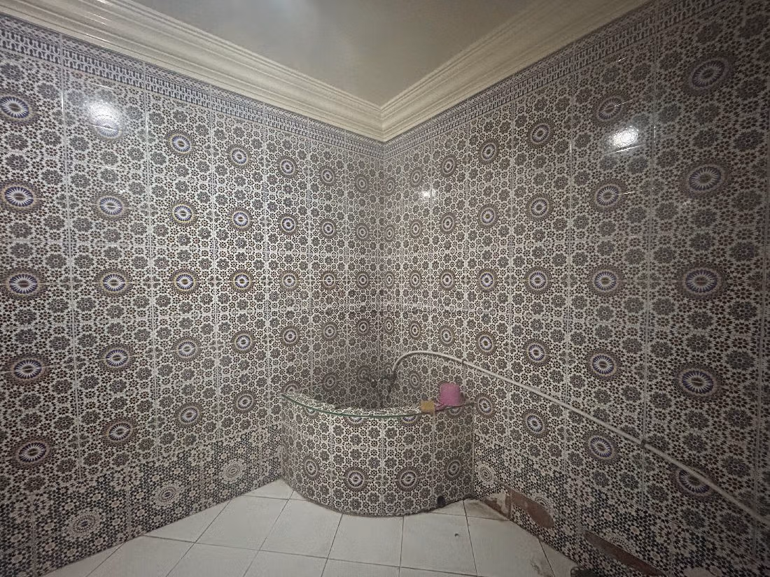 High quality house for sale in Californie. Dimension 630 m². Ample storage space