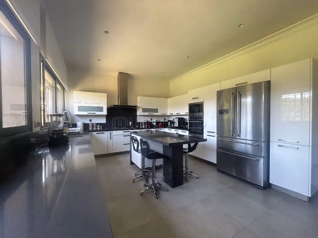 High quality house for sale in Californie. Dimension 630 m². Ample storage space