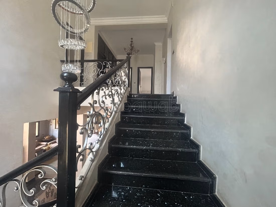 High quality house for sale in Californie. Dimension 630 m². Ample storage space