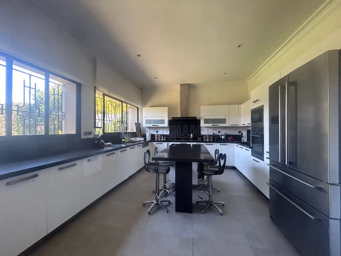 High quality house for sale in Californie. Dimension 630 m². Ample storage space