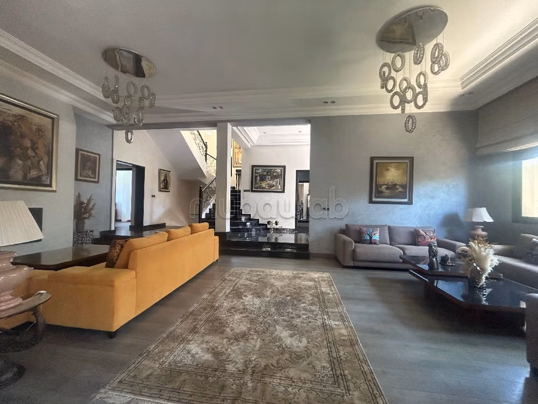 High quality house for sale in Californie. Dimension 630 m². Ample storage space