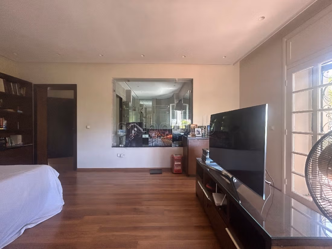 High quality house for sale in Californie. Dimension 630 m². Ample storage space