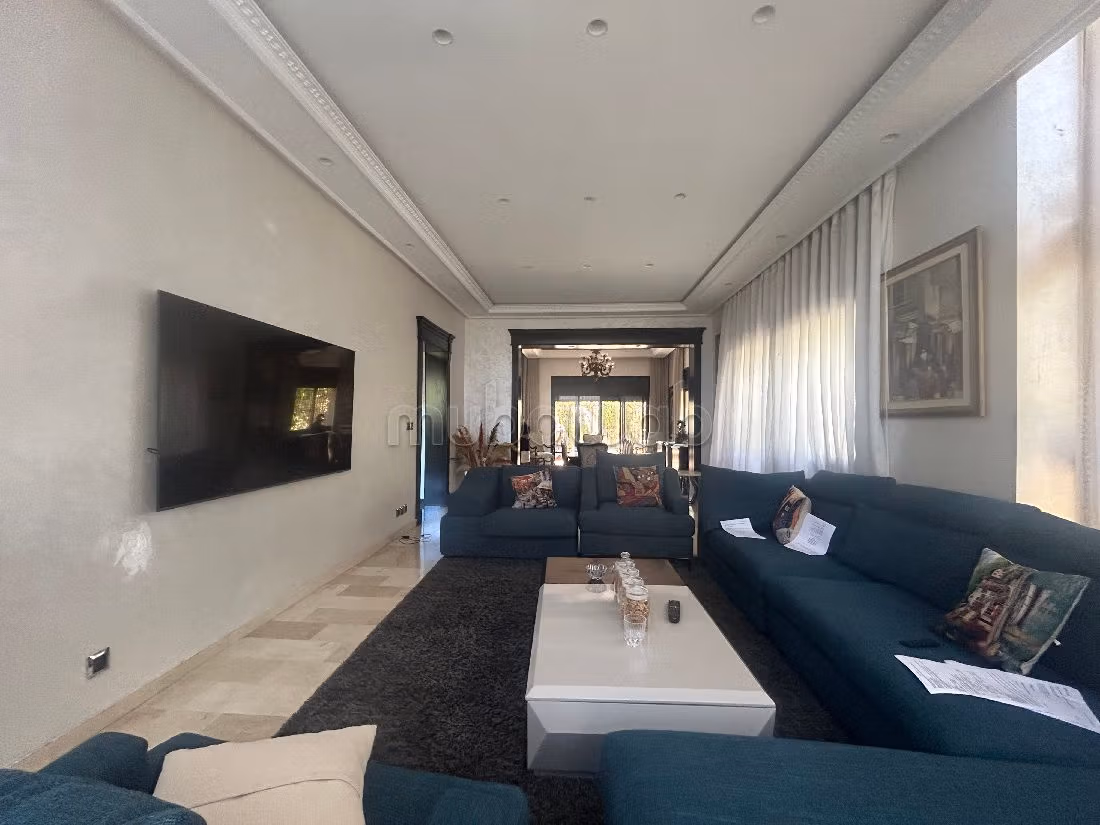High quality house for sale in Californie. Dimension 630 m². Ample storage space