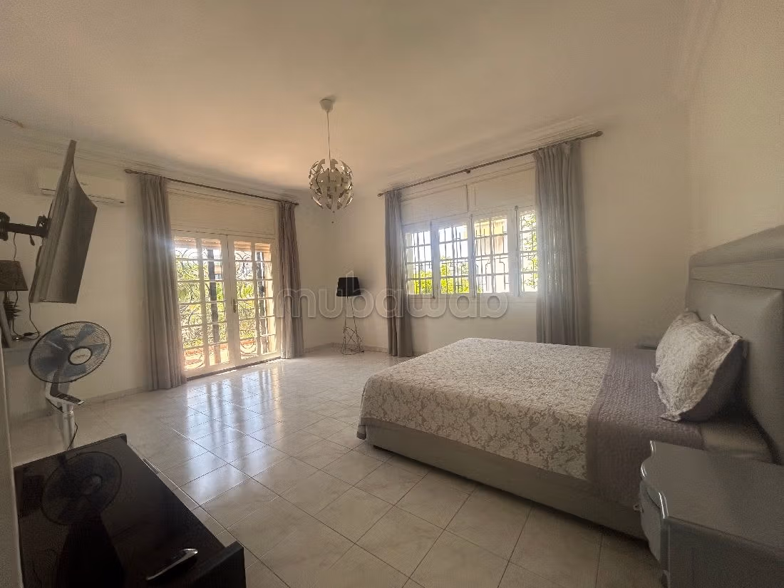 High quality house for sale in Californie. Dimension 630 m². Ample storage space