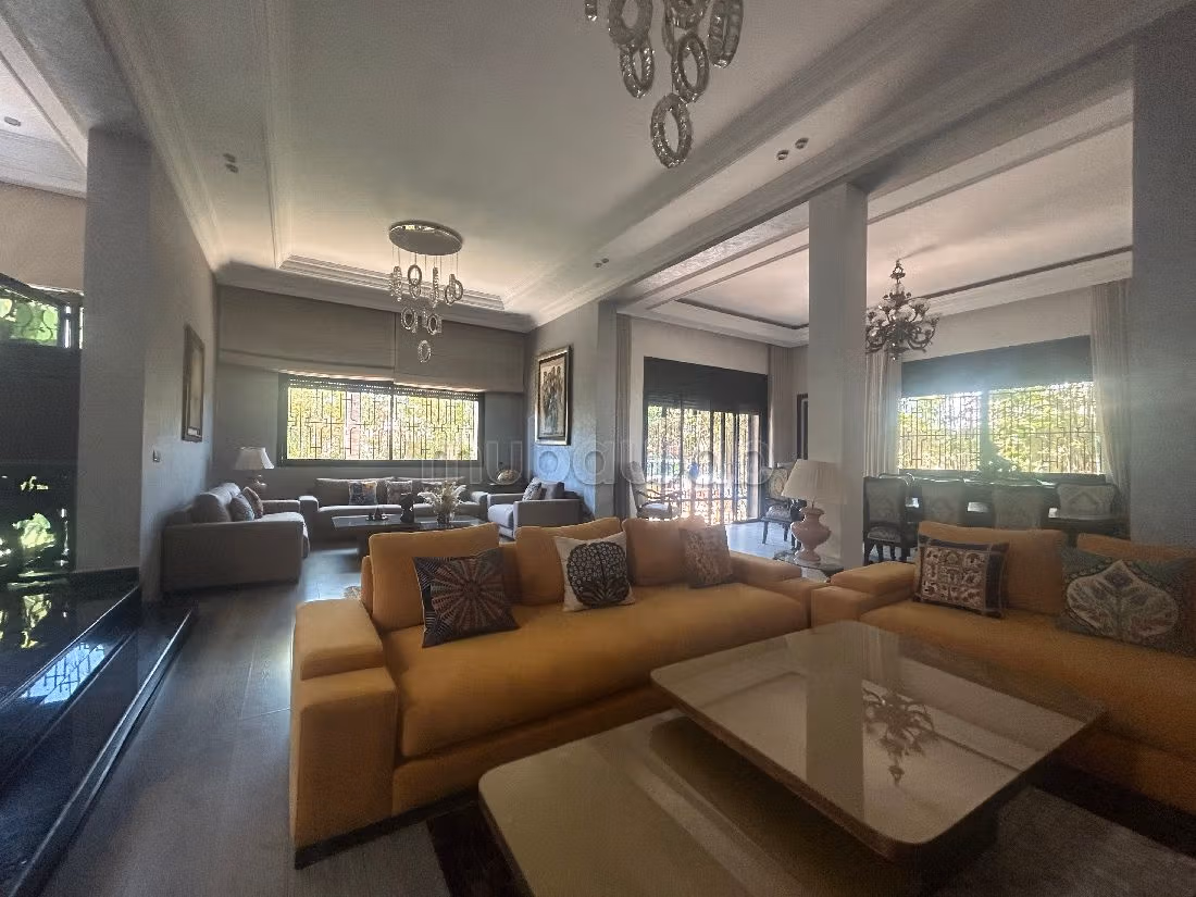 High quality house for sale in Californie. Dimension 630 m². Ample storage space